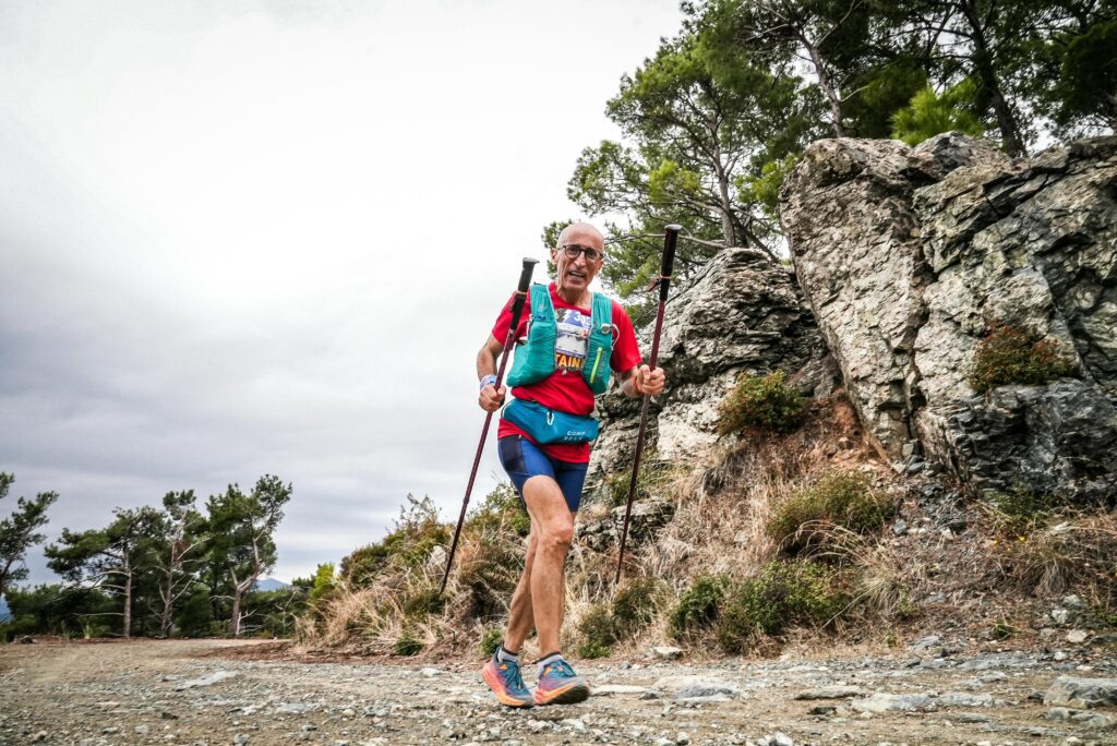 uomo con bastoncini da trail running