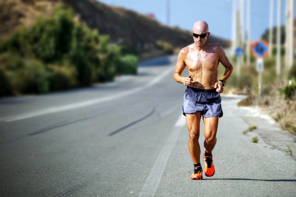 uomo che corre a torso nudo