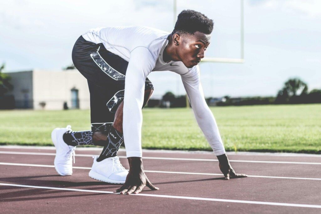 atleta in pista si prepara a lavori di qualità