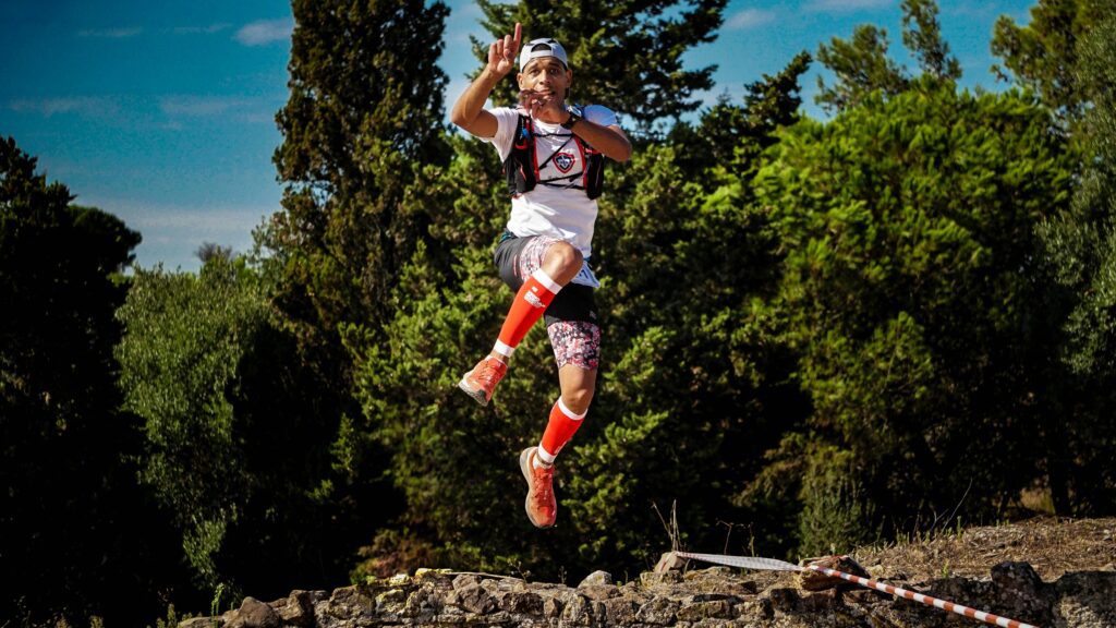 trail runner nei boschi durante uscita trail lunga