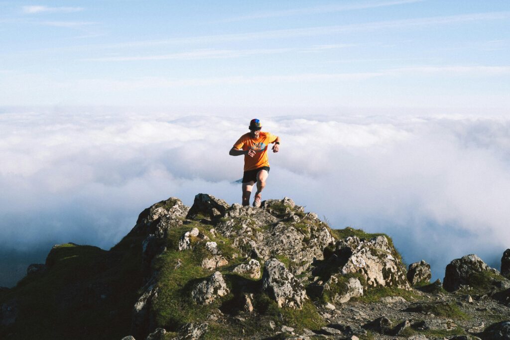 trail runner sulla cima durante un'uscita trail lunga